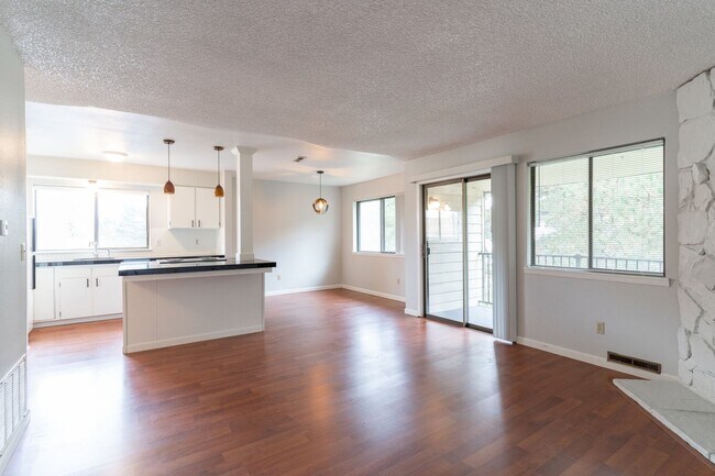 Building Photo - SPACIOUS 3 BEDROOM CONDO! CONVENIENT LOCATION!