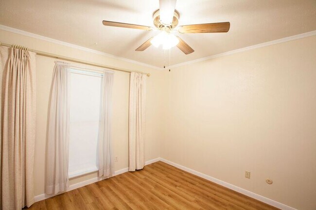 Building Photo - 921 Mossvine Dr