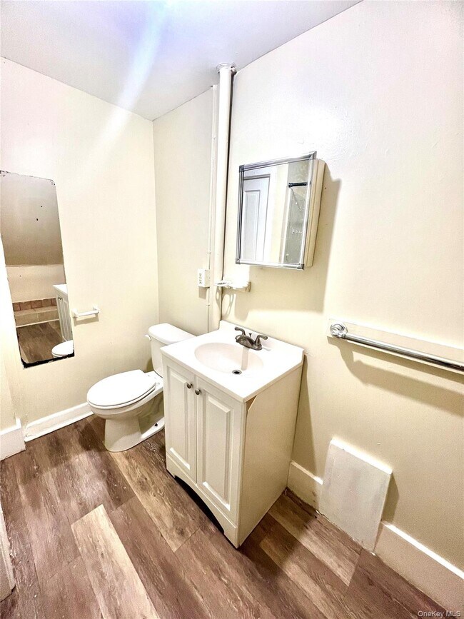 Building Photo - 30 Knapp Ave