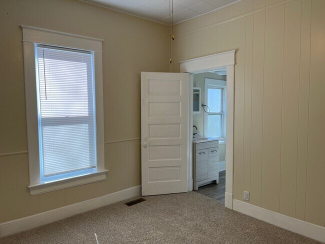 Building Photo - ADORABLE 3 BEDROOM HOUSE- FENCED BACK YARD
