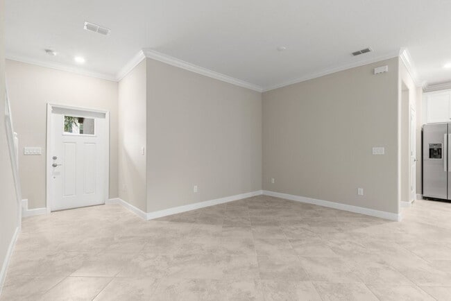 Building Photo - LIKE NEW Townhome in Willow Square!