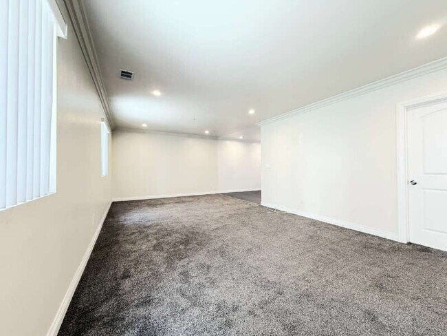 Building Photo - 116 W 50th St