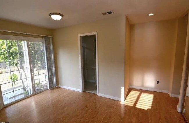 Building Photo - 273 Staples Ave