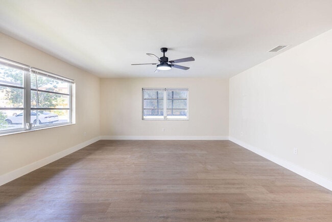 Building Photo - 114 S Lakeside Dr