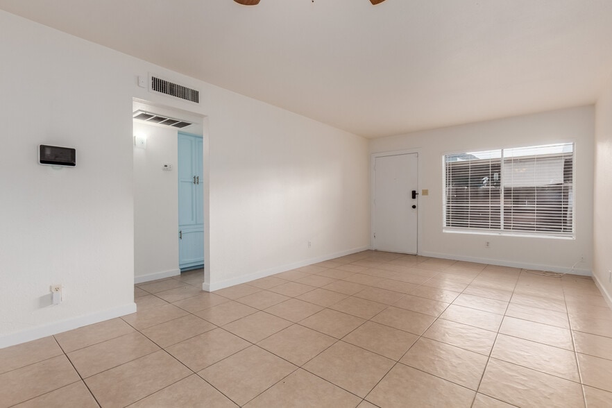 Building Photo - 925 W Peoria Ave