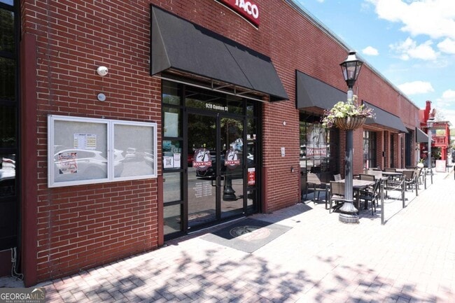 Building Photo - 190 Thompson Pl