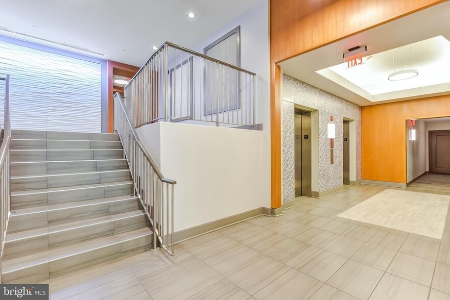 350 G St Lobby - 350 G St SW