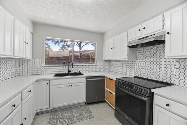 Building Photo - 21006 Bridgeview Cir