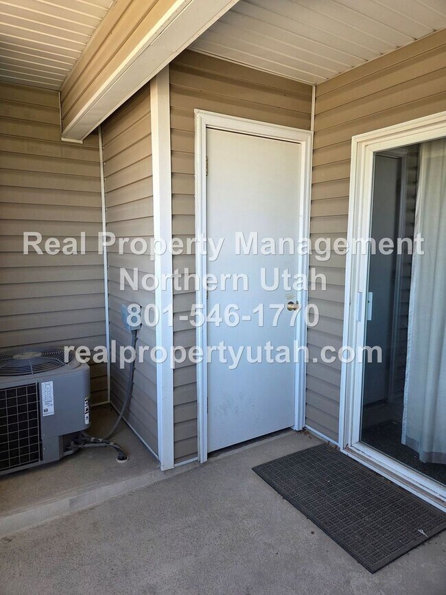 Building Photo - 2 Bed 2 Bath Condo in Clearfield Now Avail...
