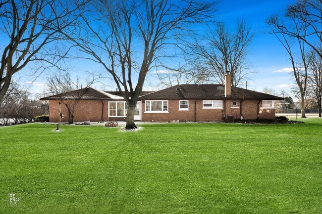 Building Photo - 304 W Golf Rd