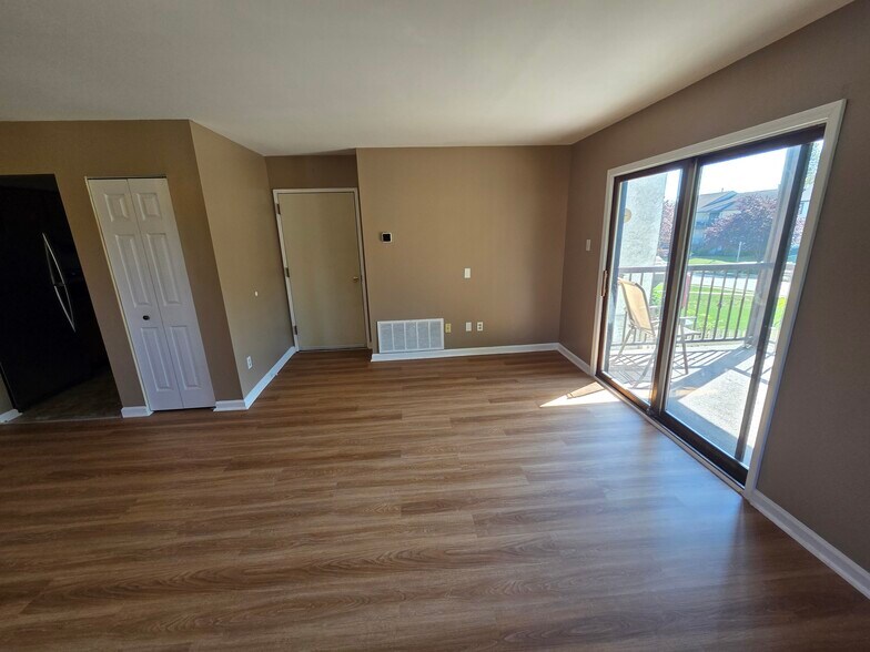 Living room - 801 Cambridge Cir