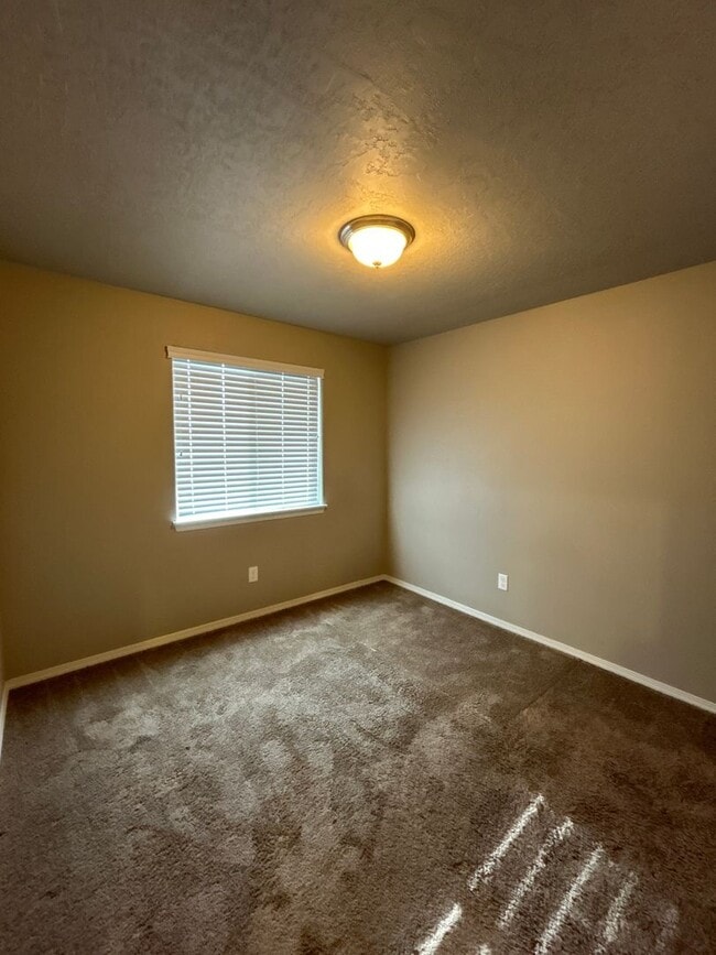 Building Photo - 2 Bedroom / 1 Bathroom Cottage is SW Redmond