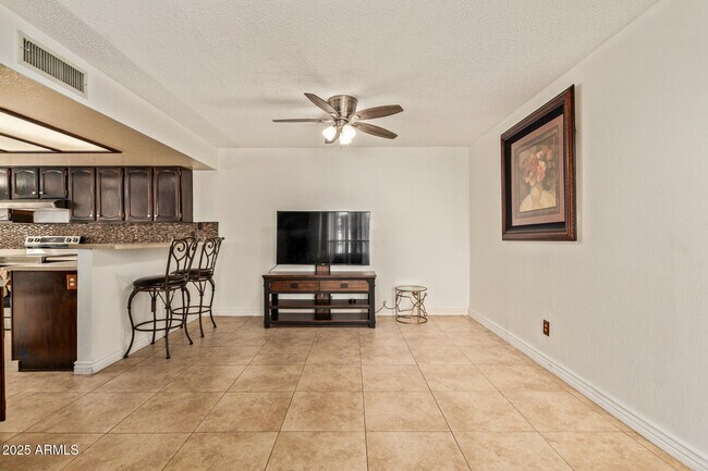 Building Photo - 501 E Topeka Dr