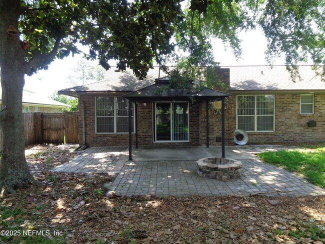 Building Photo - 812 Maplewood Ln
