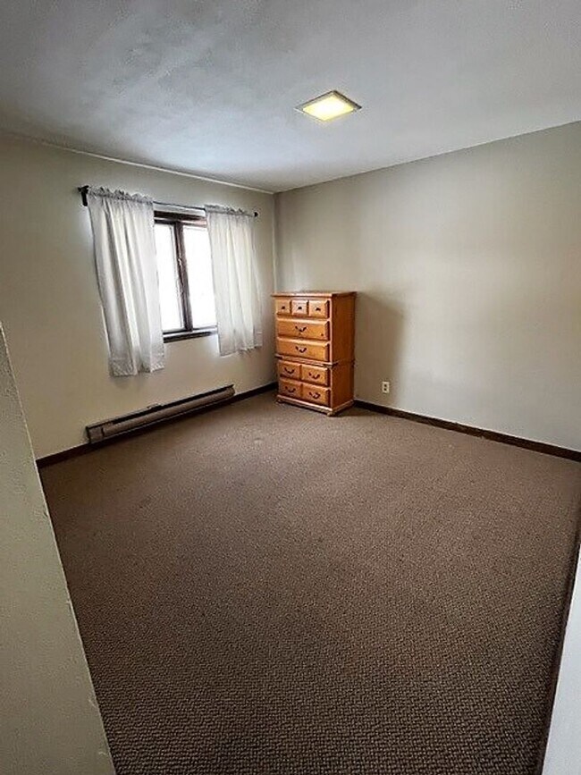Building Photo - 305 N Chipmunk Cir