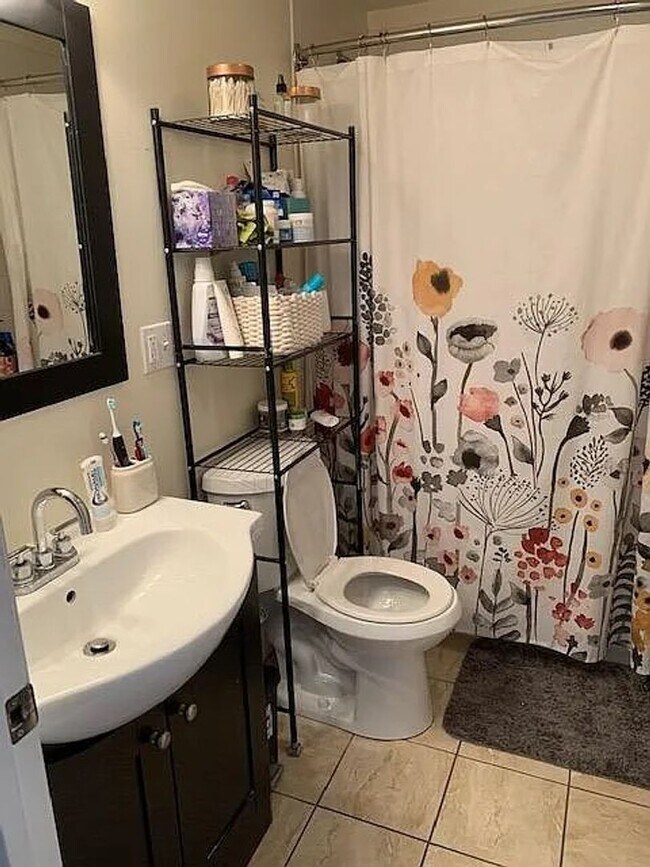 Building Photo - South End 3bed / 1bath available September 2026