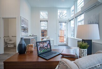 Building Photo - Modern 3BR/3BA Townhouse with Rooftop View...