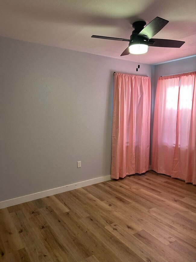 Building Photo - 501 E 17th St