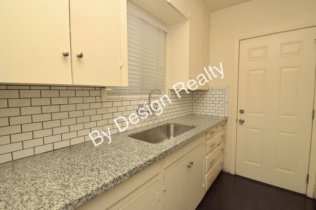 Building Photo - Midtown 2 Bed 1 Bath Home on Huge Lot