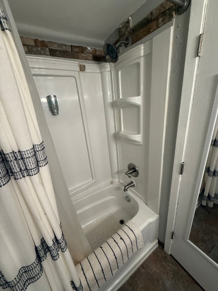 Building Photo - 489 Clubhouse Dr