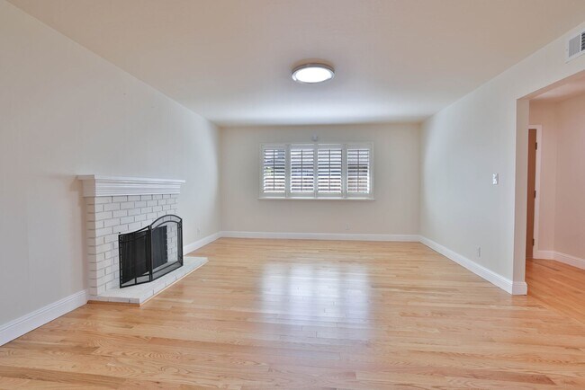 Building Photo - 1327 Essex Way