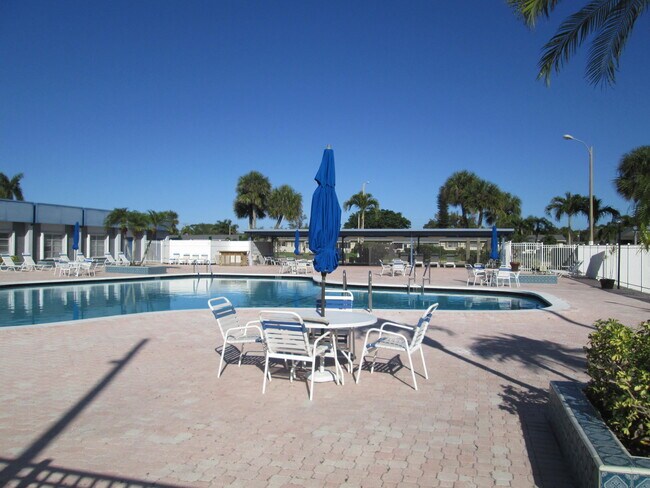 Building Photo - 2731 Barkley Dr W