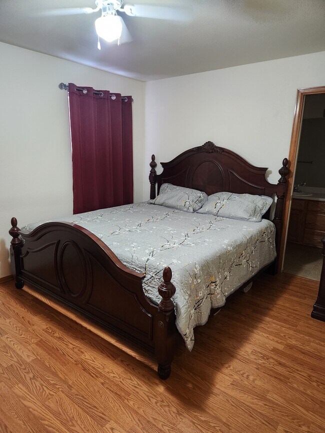 Building Photo - 4965 Universal Heights