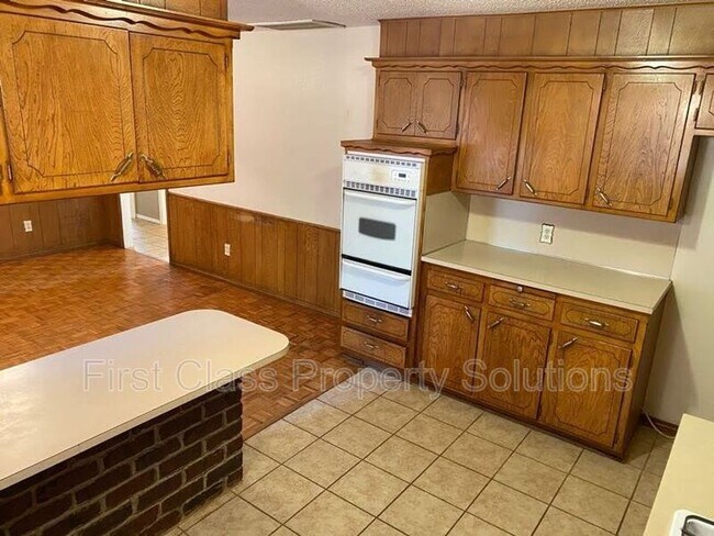 Building Photo - 6300 N Wildewood Dr