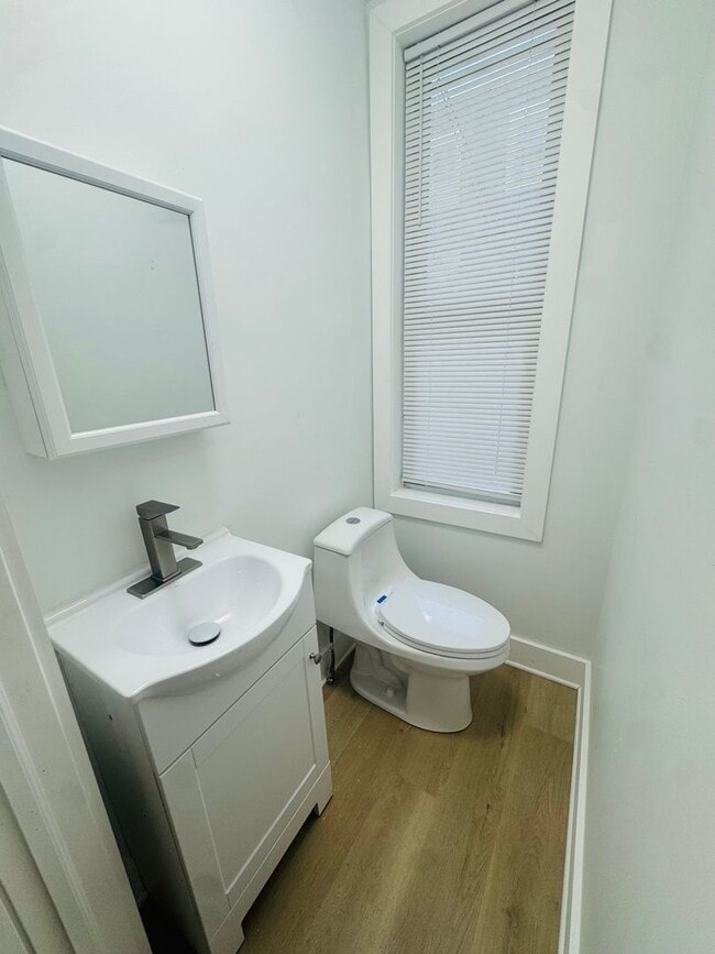 Building Photo - Refreshed 3bd/1bath House! Section 8 ONLY!