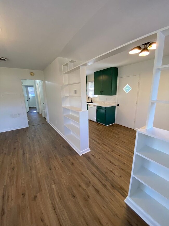 Building Photo - Charming 3 Bedroom House in Quite Neighborhood