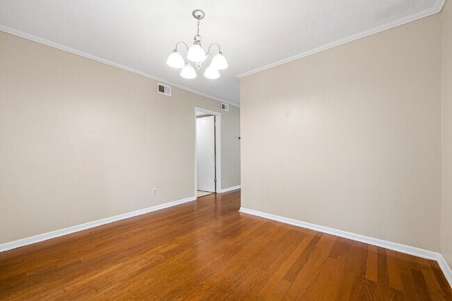 Building Photo - GREAT LOCATION 2BED 2BATH! FENCED IN YARD!