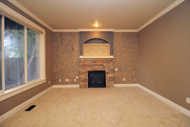 Building Photo - Alluring 4 Bedroom, 2.5 Bathroom Modern ho...