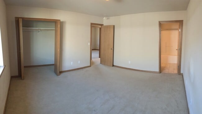Building Photo - Spacious 3 Bed / 2 Bath - First Month's Rent Half-Off
