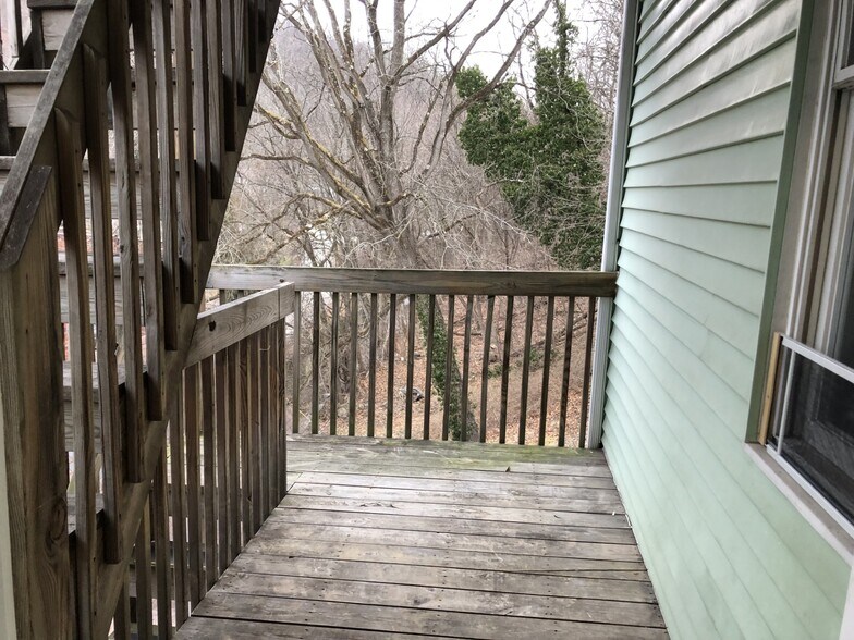 Building Photo - 516 Center Ave