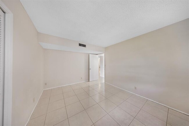 Building Photo - 2601 S Palm Aire Dr