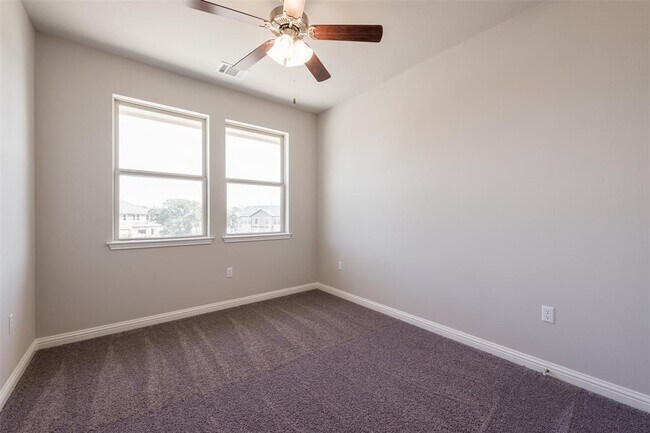 Building Photo - 13800 Lyndhurst St