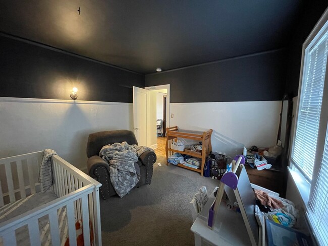 Building Photo - AVAILABLE JULY - 3 BEDROOM/1.5 BATHROOM HOME