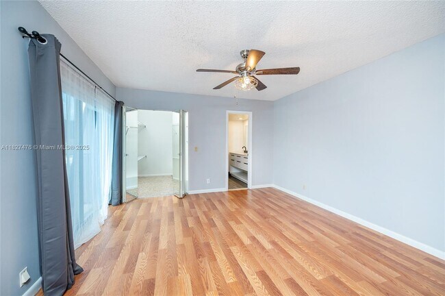 Building Photo - 2536 Camelot Ct