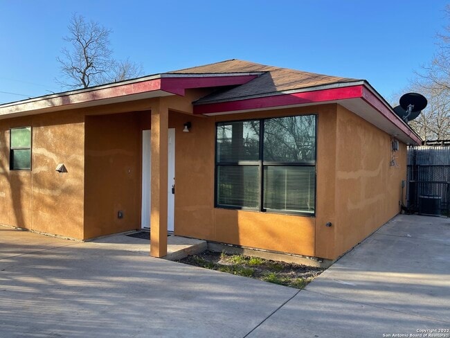 Building Photo - 1721 Quintana Rd