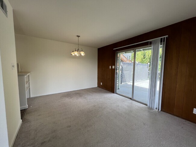 Building Photo - Charming 2 Bedroom In Larkspur!