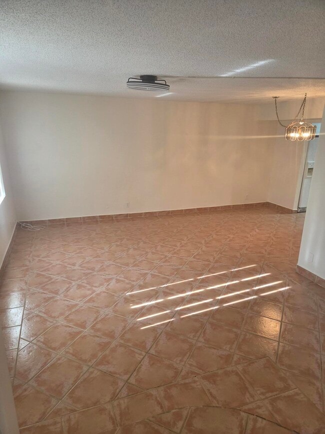 Building Photo - 3062 Riverside Dr