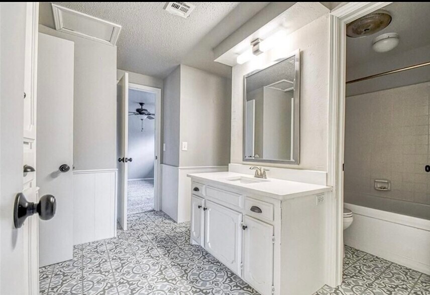 Bathroom #2 Upstairs - 1620 S Berry Rd