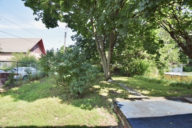 Building Photo - 23 E Parkwood Dr