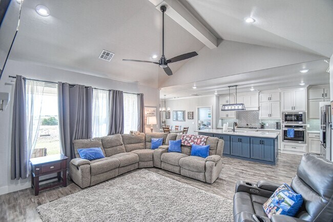 Building Photo - Spacious 5-Bedroom Home with 3 Full Baths ...