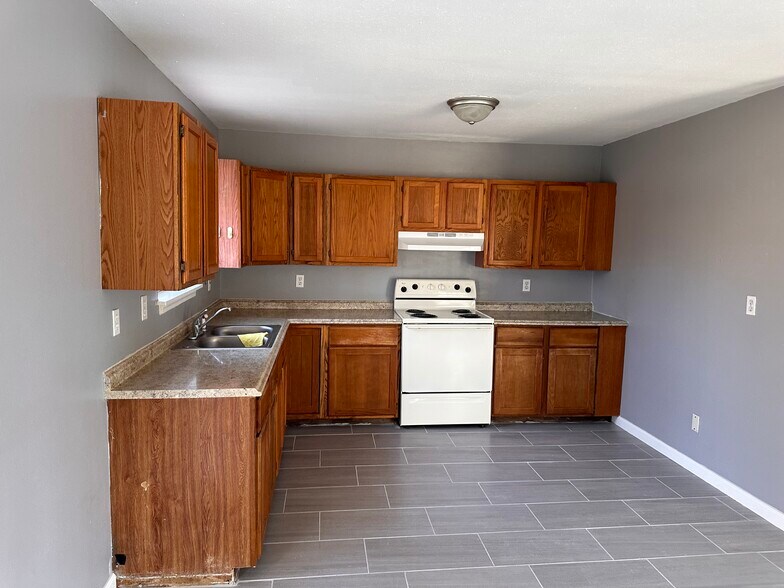 Kitchen - 343 Village Dr