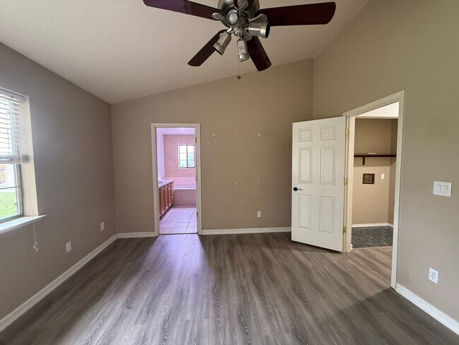 Building Photo - Cute single story 3 bedroom, 2 bath home w...