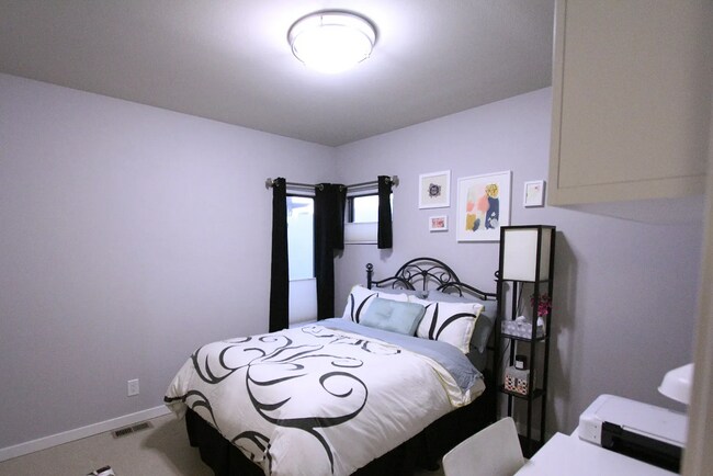 Building Photo - "Charming 2-Bed, 3-Bath Urban Retreat with 1,458 Sq Ft in Vibrant Denver!"