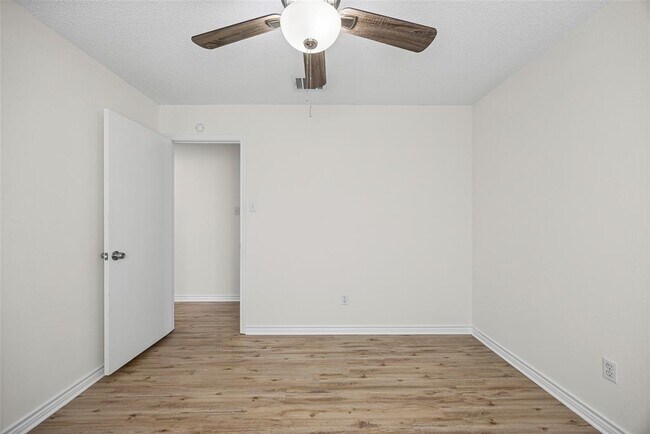 Building Photo - 806 Calico Dr