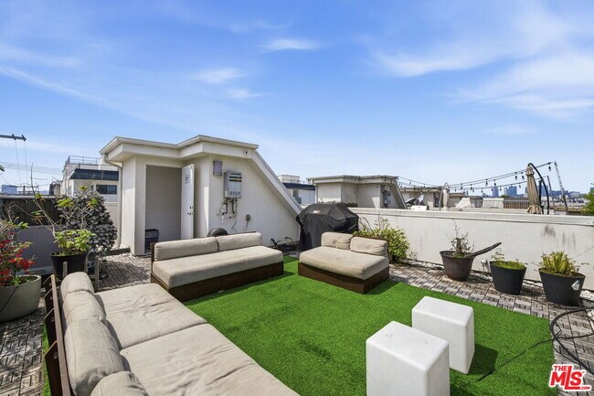 Building Photo - 5911 Saturn St