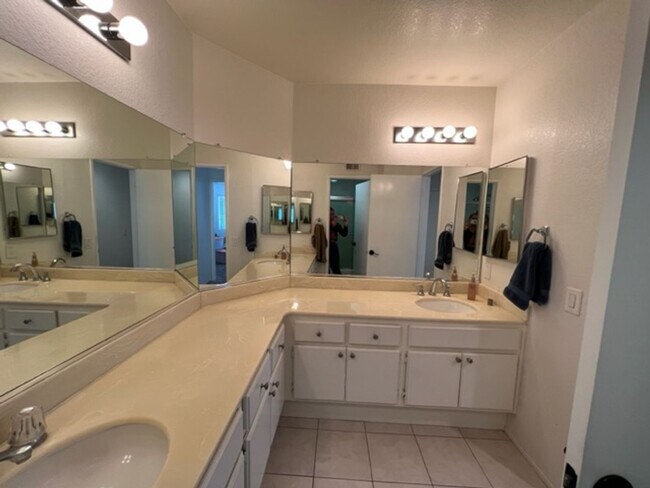 Building Photo - 6752 Carobwood Way